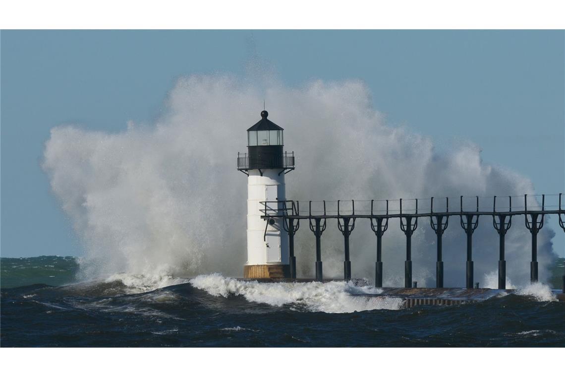Wellen schlagen gegen den äußeren St. Joseph-Leuchtturm am Ufer des Lake Michigan in den USA.