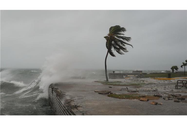 Hurrikan „Melissa“ wütet auf Jamaika Wellen schlagen in Kingston, Jamaika, als sich Hurrikan Melissa nähert.