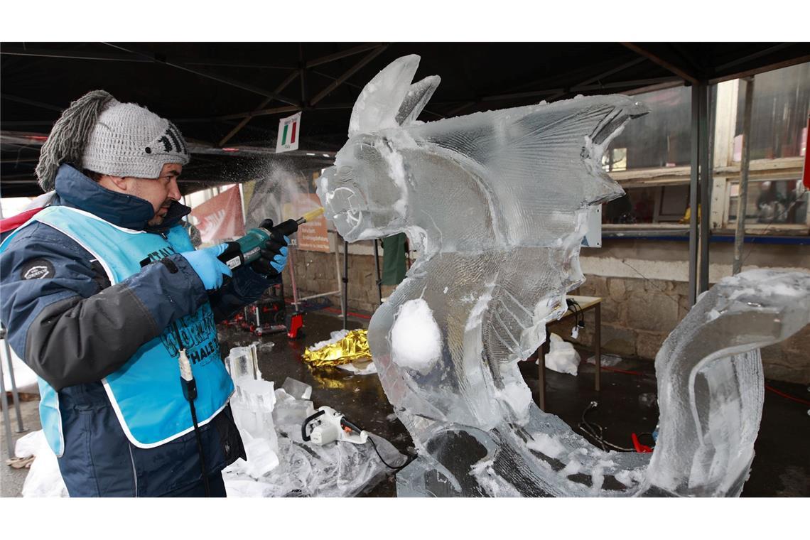 Bilder des Tages Weltcup im Eisskulpturenschnitzen: Ein Teilnehmer des Eisskulpturen Weltcup bearbeitet einen Eisblock mit einem Werkzeug.