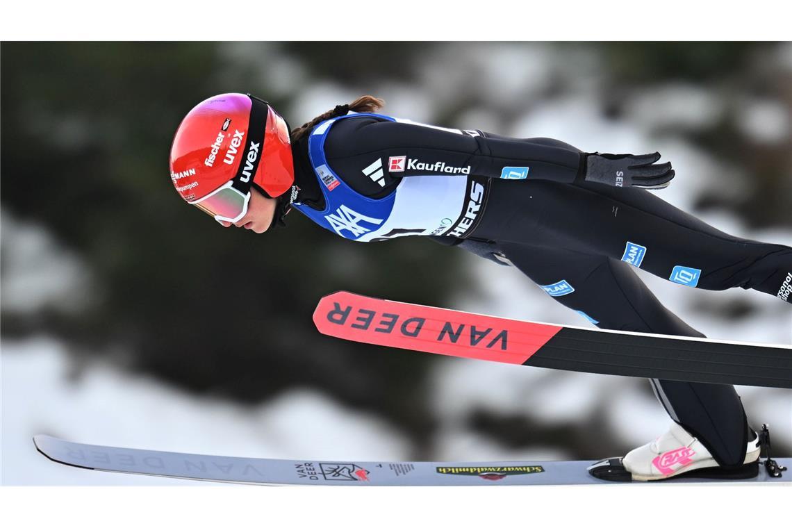 Weltcup Nordische Kombination - Oberhof: Nathalie Armbruster aus Deutschland springt von der Schanze.