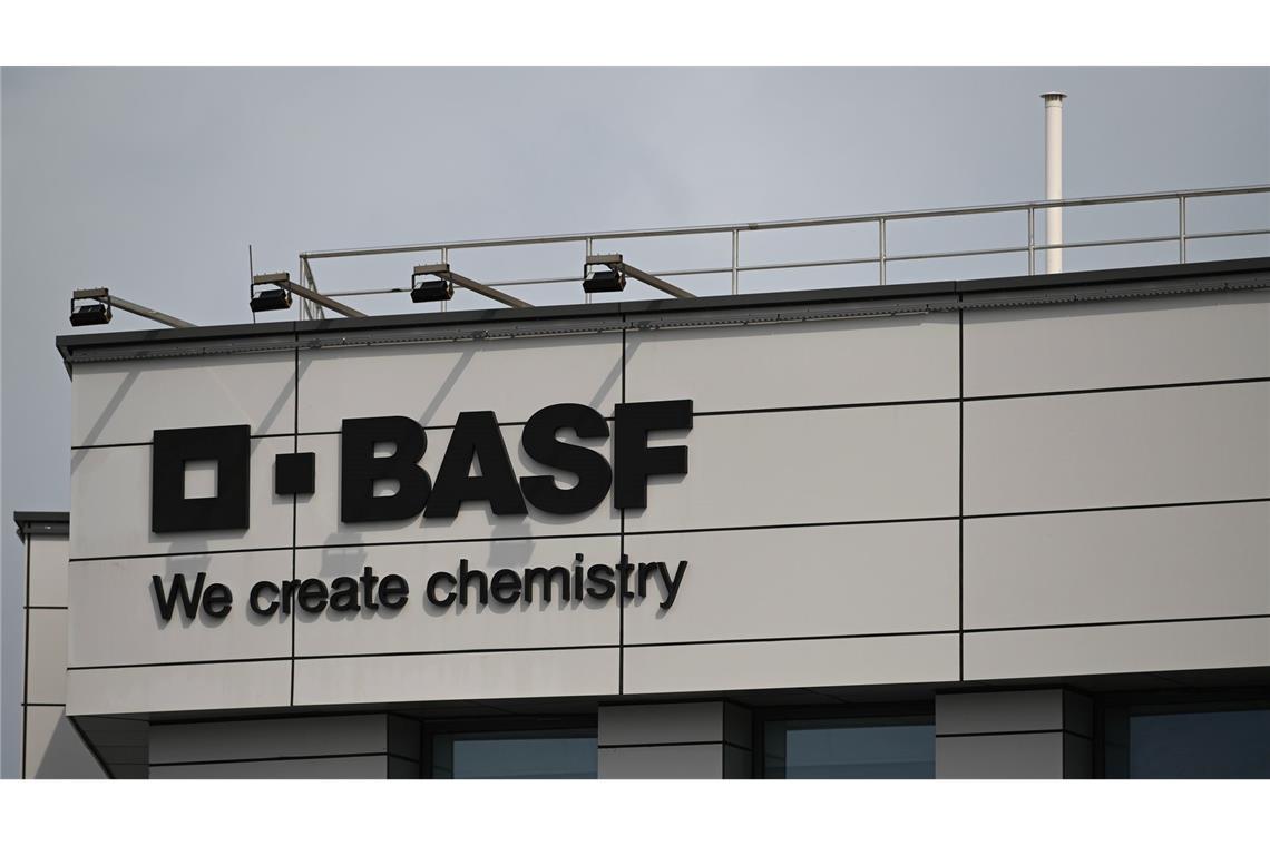 Weltgrößter Chemiekonzern BASF: Niedrigere Verkaufspreise und negative Währungseffekte belasten. (Archivbild)
