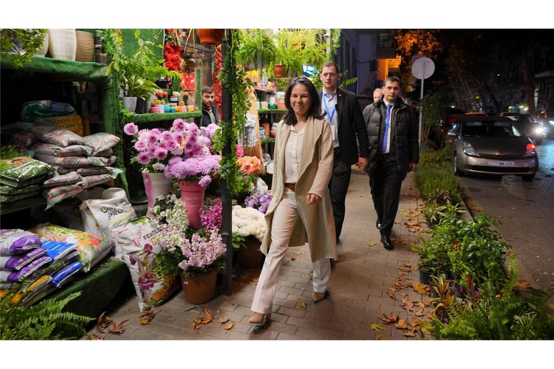 Bilder des Tages Weltklimakonferenz COP29 in Baku: Außenministerin Annalena Baerbock geht an einem Blumenladen vorbei.