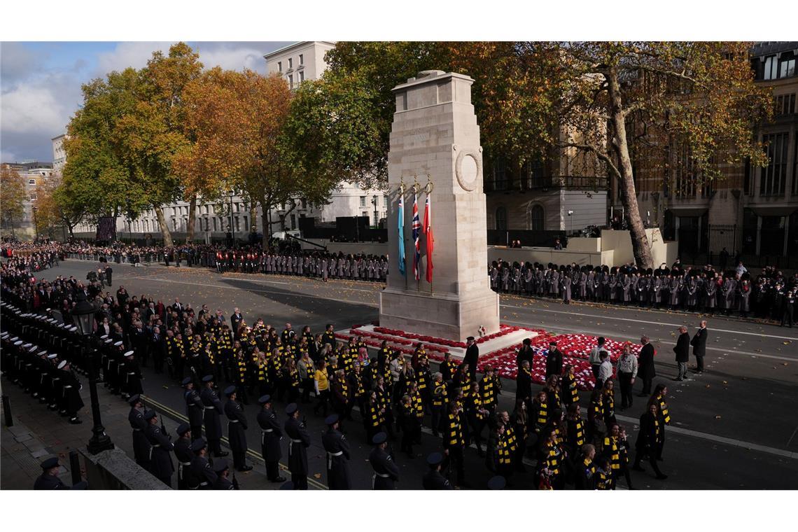 Weltkriegsgedenken am "Remembrance Sunday" - London: Mitglieder der militärischen Wohltätigkeitsorganisation "Scotty's Little Soldiers" marschieren während des Gedenkgottesdienstes am "Remembrance Sunday" am Cenotaph in Whitehall vorbei.
