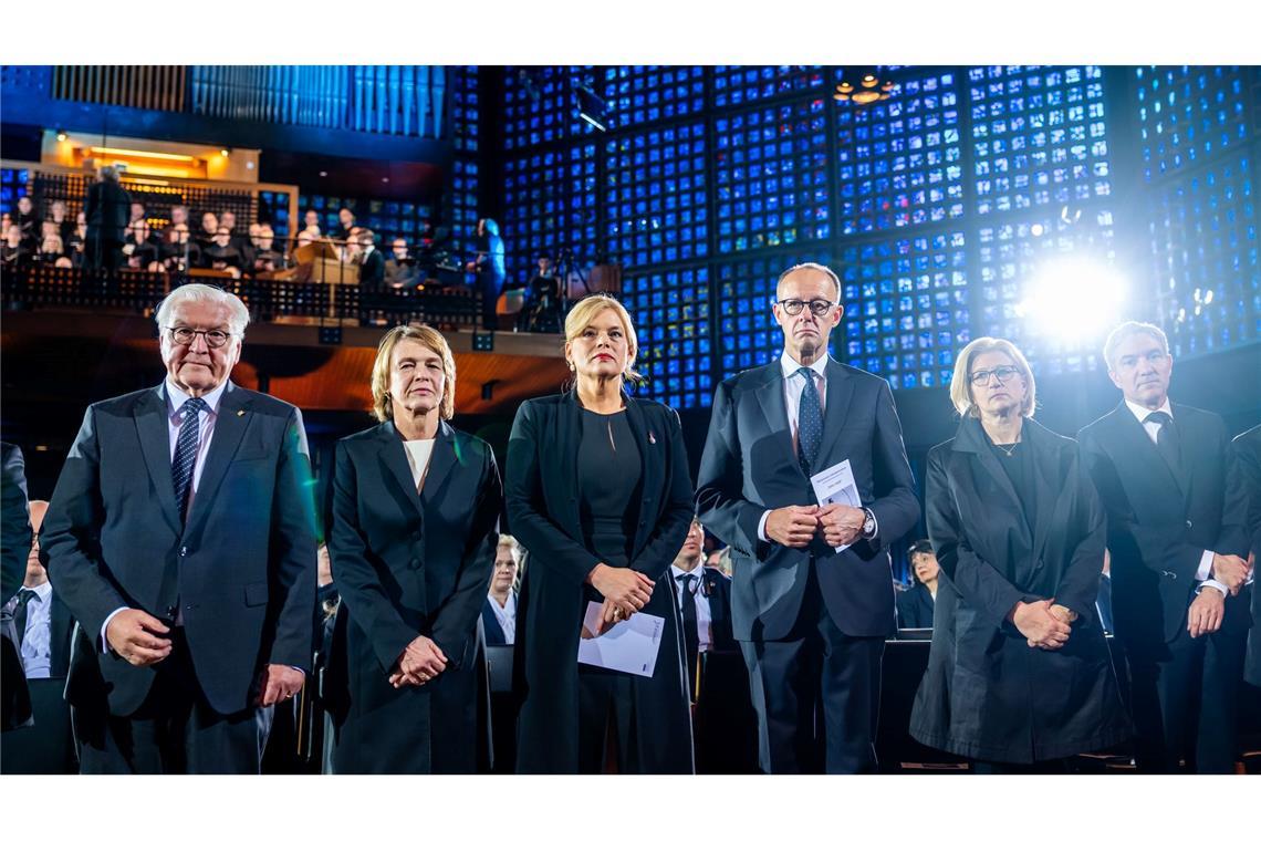 Steinmeier fordert Festhalten an Lehren aus der NS-Diktatur Weltkriegsgedenken beginnt mit ökumenischem Gottesdienst.