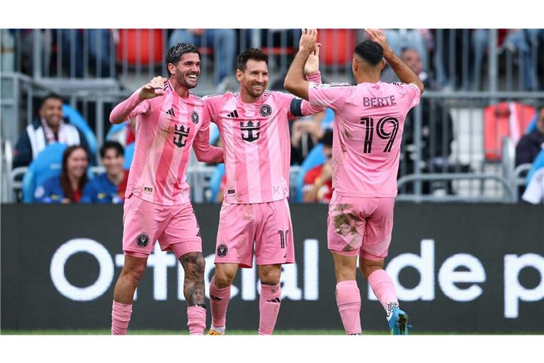 Weltstar Lionel Messi (M.) hat Titelverteidiger Inter Miami in der nordamerikanischen Fußball-Profiliga MLS zurück in die Erfolgsspur geführt.