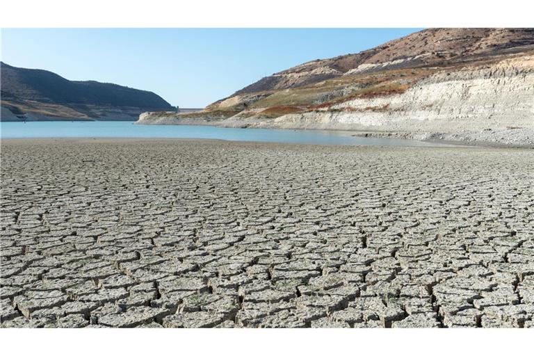 Weltweit, wie hier auf Zypern, trocknenen Sen aus, geht das Grundwasser zur Neige, versiegen Flüsse.
