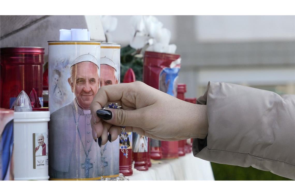 Papst wieder mit zusätzlichem Sauerstoff versorgt Weltweit wird für den kranken Papst gebetet.