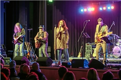 Wendrsonn in ihrer aktuellen Besetzung( von links): Micha Schad, Markus Stricker, Anke Hagner, Chris Weigold und Klaus Marquardt. Im Hintergrund sitzt Rob Wittmaier am Schlagzeug. Foto: Stefan Bossow