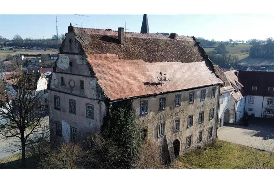 250 Euro für den Quadratmeter: Ein Adelssitz zum Schnäppchenpreis Wenig pompös, dafür günstig zu haben: Schloss Merchingen im beschaulichen Ravenstein.