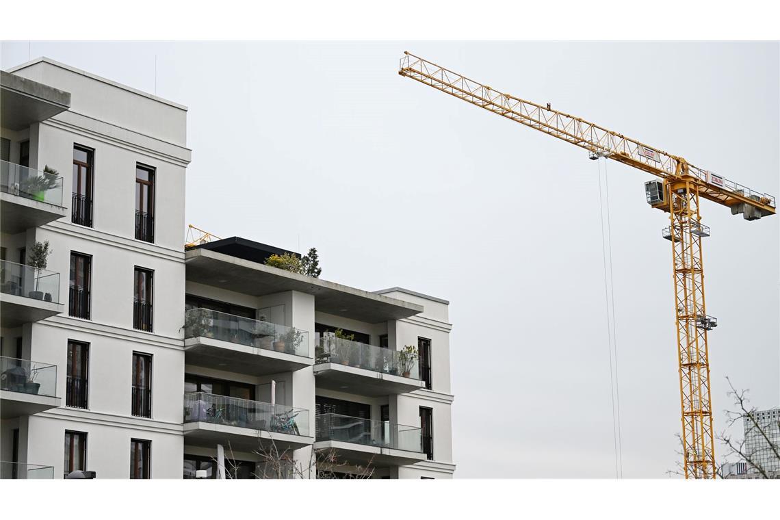 Wenig Wohnraum, hohe Mieten: Beim stockenden Wohnungsbau ist Besserung in Sicht (Archivbild)