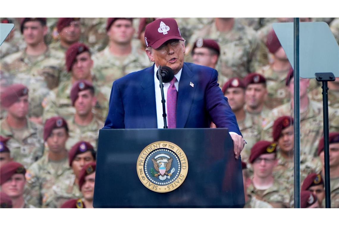 "Sie zerstören dich": Trump beschwört Stärke des US-Militärs Wenige Tage vor einer großen Militärparade in Washington hat Donald Trump die Stärkung der amerikanischen Streitkräfte beschworen.