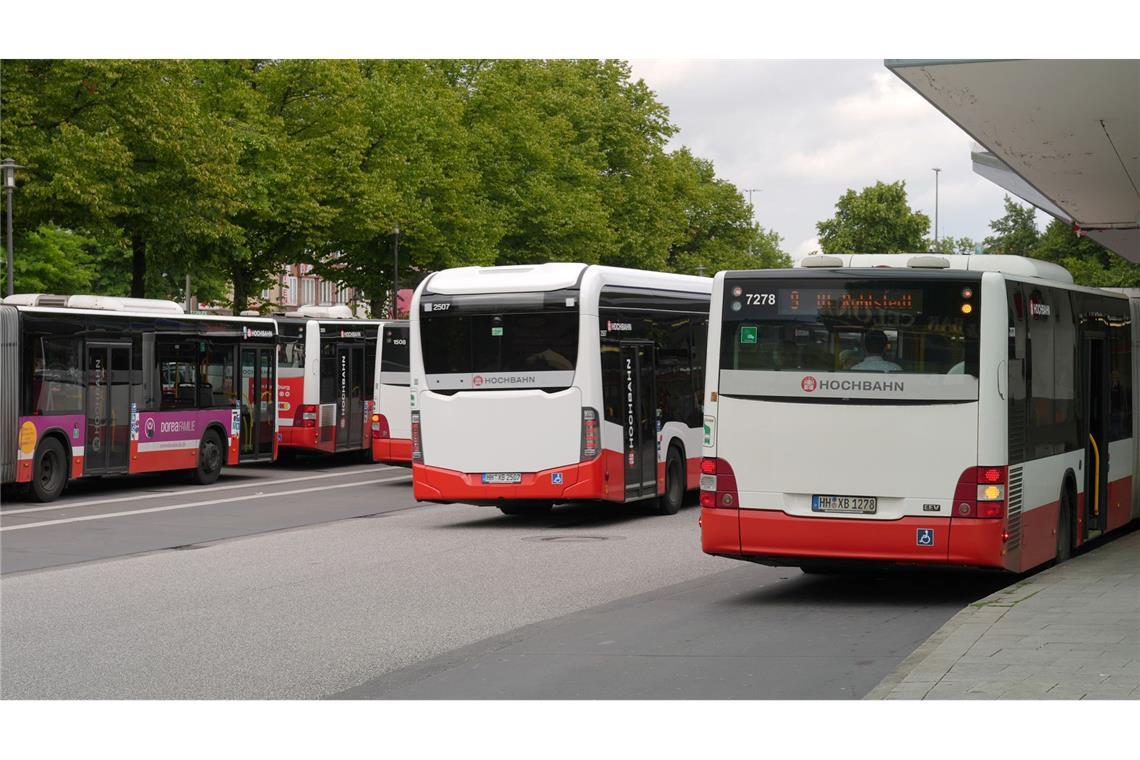 Weniger Fahrgäste im Nahverkehr als vor Corona Weniger Fahrgäste in Bussen und Bahnen als vor Corona. (Archivbild)