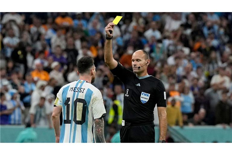 Weniger Gefahr für eine Gelbsperre: Hier wird Argentiniens Lionel Messi (l) bei der WM 2022 von Schiedsrichter Antonio Mateu Lahoz verwarnt. (Archivbild)