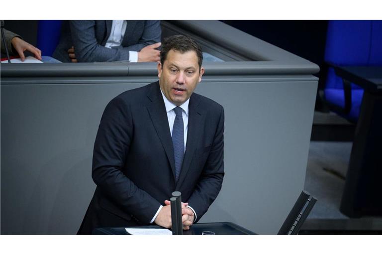 Weniger Zeit mit Bürokratie, dafür mehr für das Baby - das verspricht Finanzminister Klingbeil.