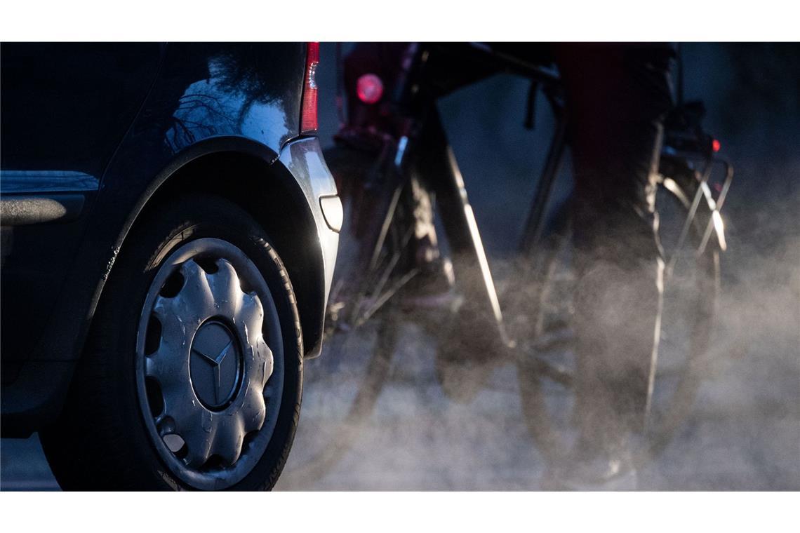 Wenn Autos und Radler im Verkehr aufeinandertreffen, haben die Zweiräder häufig das Nachsehen. (Symbolbild)
