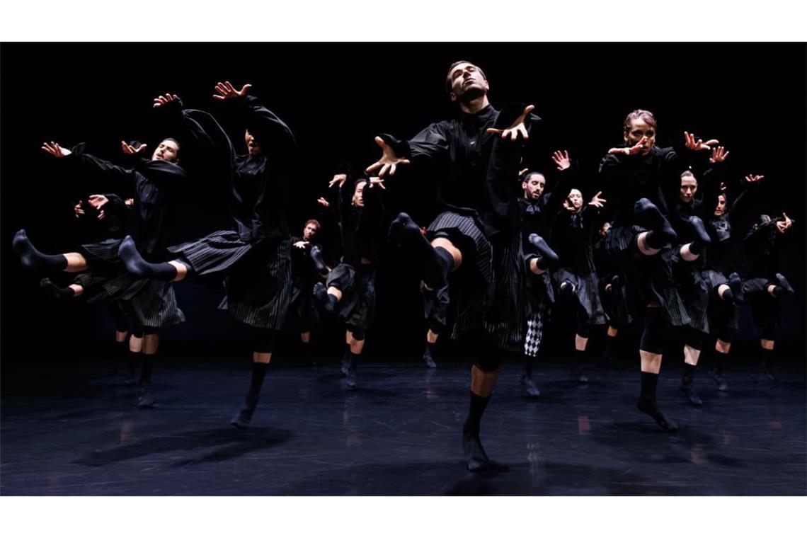 Wenn das Glück tanzen lernt: Die Kanadierin Aszure Barton choreografierte für Gauthier Dance und das Programm „Luck/Unluck".