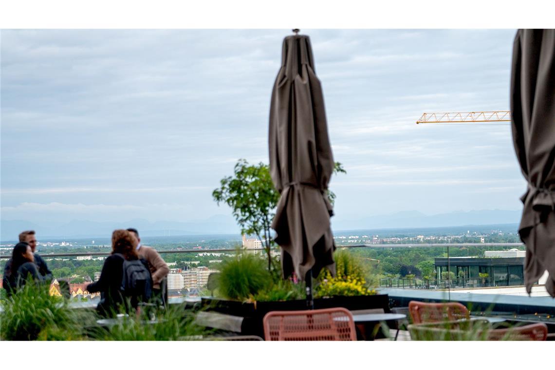 Einkehr mit Aussicht in deutschen Metropolen Wenn das Wetter gut ist, dann sieht man sogar die Berge von der Rooftop-Bar des "Fitzroy" in München. (Archivbild)