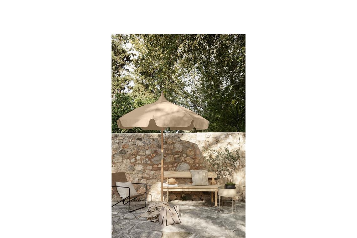 Wenn der Sommer wieder heiß wird: Baldachinartiger Sonnenschirm „Lull“, in Kaffee und Braun erhältlich, passen zum Ensemble aus Naturtönen.