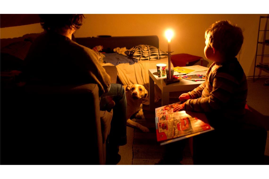 Netzbetreiber stellten 200.000 Mal den Strom ab Wenn der Strom abgestellt ist, muss man sich mit Kerzen behelfen. (Illustration)
