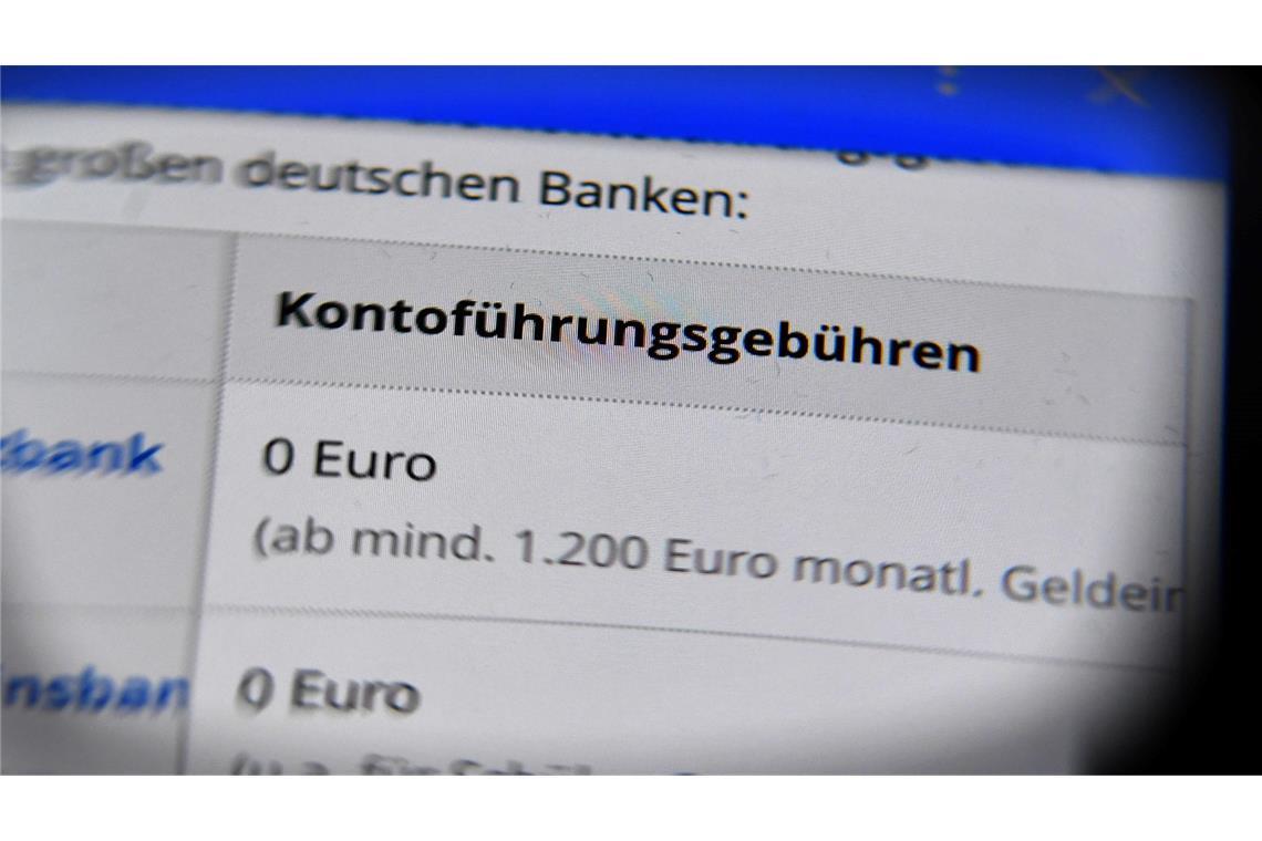 Unzulässige Bankgebühren - Was bekommen Kunden zurück? Wenn die Bank die Gebühren erheben will, braucht sie dafür die aktive Zustimmung des Kunden. (Archivbild)