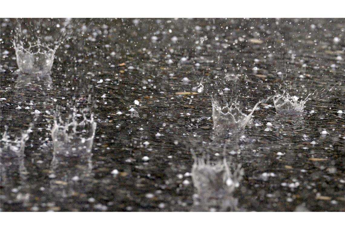 Was bei Gewitter passiert – und was daran besonders ist Wenn die ersten Regentropfen auf den Boden aufprallen, gerät ein Duft in die Luft. (Archivbild)
