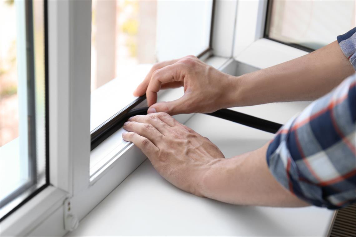 Was tun, wenn Fenster undicht sind? Wenn es an den Fenstern zieht, müssen diese abgedichtet werden. Hier erfahren Sie, wie man Fenster abdichtet.