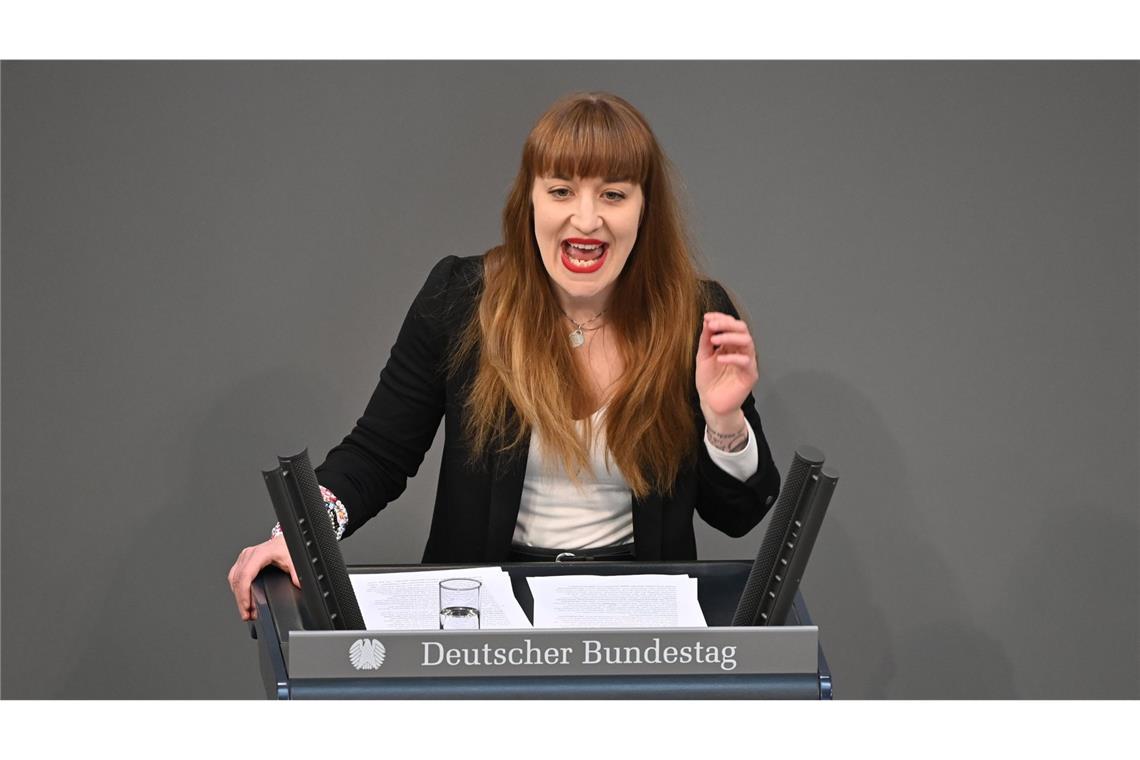 Vom Ampel-Aus bis zur Rücktrittswelle – Chronik des Wahlkampfs in Bildern Wenn es einer Partei gelang, Kapital aus der aufgeheizten Debatte um die Brandmauer zu schöpfen, war das Die Linke. Sinnbildlich dafür steht eine Rede der Abgeordneten Heidi Reichinnek im Bundestag. Ein Mitschnitt davon wurde 6 Millionen Mal im Internet gesehen. Letzten Umfragen zufolge dürfte die Partei den Einzug in den Bundestag vorbei an der Fünf-Prozent-Hürde wieder schaffen – was in den vergangenen Monaten auch schon anders aussah. Möglicherweise profitiert Die Linke auch davon: Trotz Wahlkampfgetöse gilt es als wahrscheinlich, dass sowohl SPD als auch Grüne mit der Union Sondierungsgespräche anstreben werden.