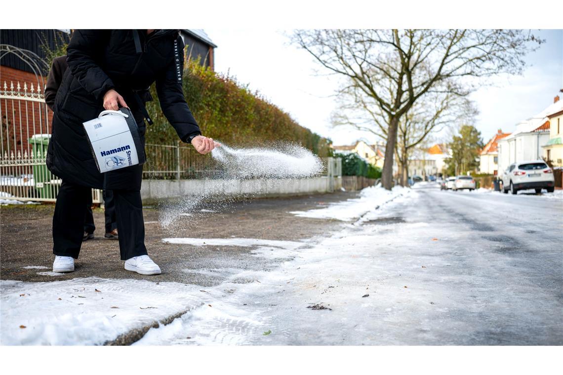 Wenn es glatt ist, hilft nur eins - streuen mit Taumitteln, entweder mit oder ohne Salz.
