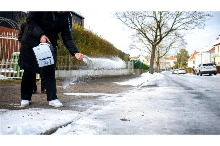 Wenn es glatt ist, hilft nur eins - streuen mit Taumitteln, entweder mit oder ohne Salz.