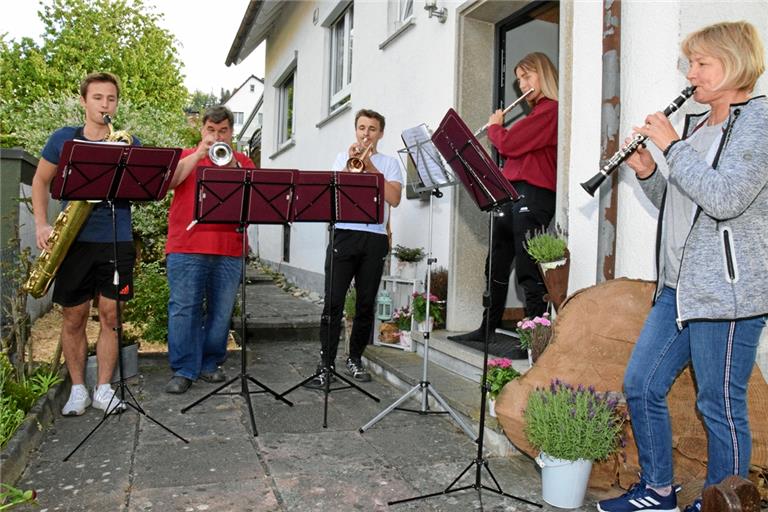 Wenn es um die Besetzung bei einem Balkon- oder Haustürkonzert von Mitgliedern der Stadtkapelle geht, ist die Familie Eitel klar im Vorteil (von links): Marian (Baritonsaxofon), Stefan (Trompete), Julian (Kornett), Tiziana (Querflöte) und Andrea Eitel (Klarinette) haben vor Kurzem ihr siebtes Ständchen für die Nachbarn gegeben. Foto: E. Klaper