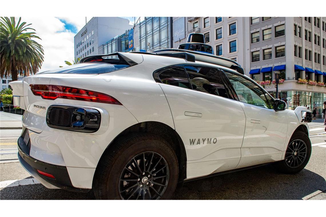 Wenn Fahrgäste die Tür eines der aktuellen Robotaxis von Waymo offenlassen, ist das selbstfahrende Autos oft hilflos. (Archivbild)