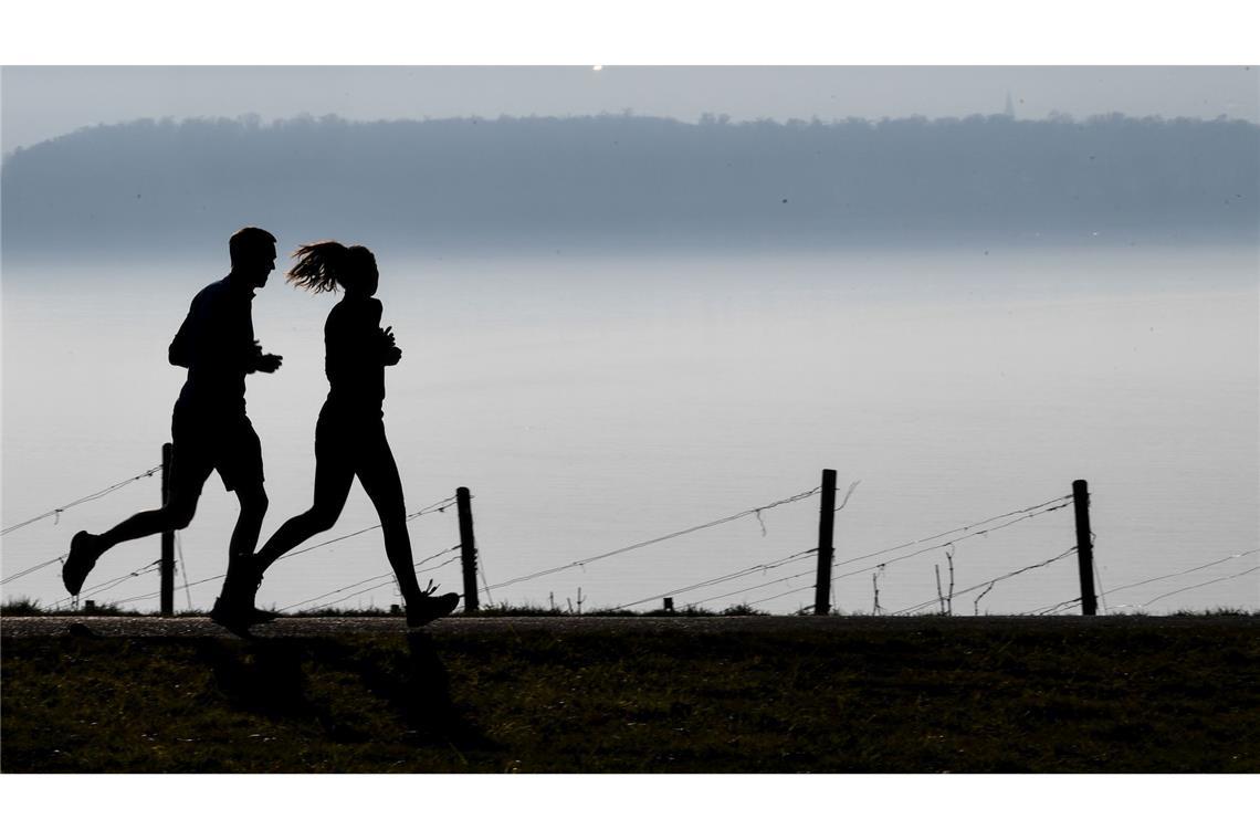 Studie: Frauen profitieren stärker von Sport als Männer Wenn Frau und Mann zusammen joggen, hat das nicht dieselbe Wirkung. (Illustration)