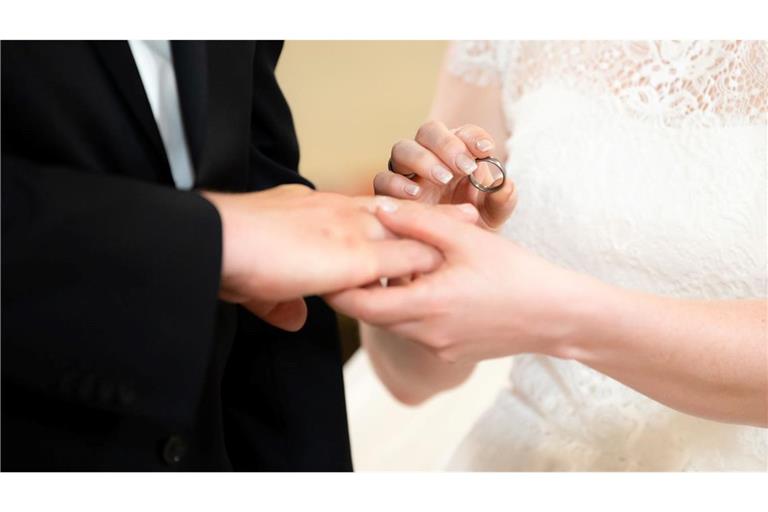 Wenn Frauen heiraten, sackt ihr Einkommen oft ab. (Symbolbild)