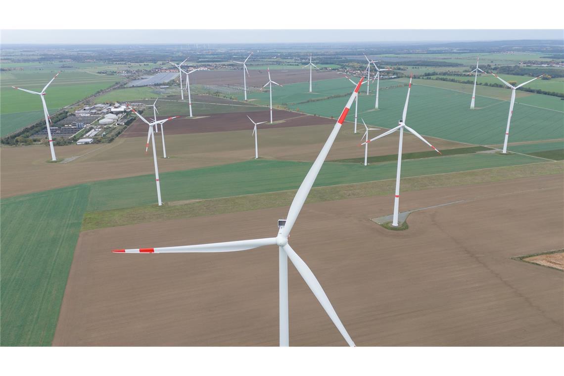 Abnehmer dringend gesucht: Strom 2024 häufiger Ramschware Wenn hohes Stromangebot etwa an windreichen Tagen auf eine geringe Nachfrage trifft, werden an der Börse Abnehmer schon mal mit Geld belohnt. (Archivbild)