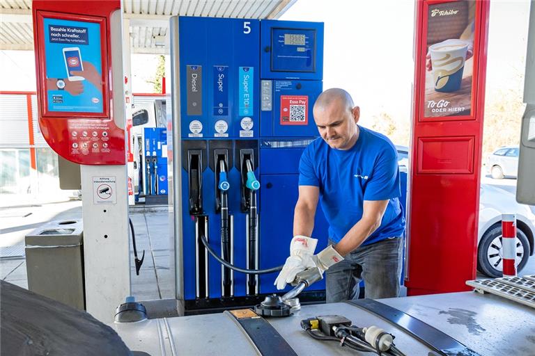 Wenn Ulmschneider-Fahrer Lukas Kocieda seinen Brummi volltankt, stehen derzeit locker 1000 Euro auf dem Zapfsäulendisplay. Foto: A. Becher