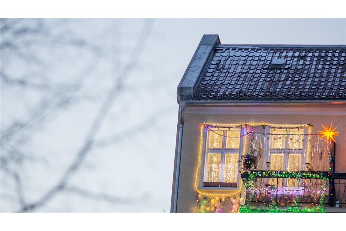 Was Mieter auf ihrem Balkon alles dürfen und was nicht Wenn weihnachtliche Deko und Lichterketten am Balkon der Mietwohnung angebracht werden, dürfen diese Nachbarinnen und Nachbarn nicht von einem geruhsamen Schlaf abhalten.