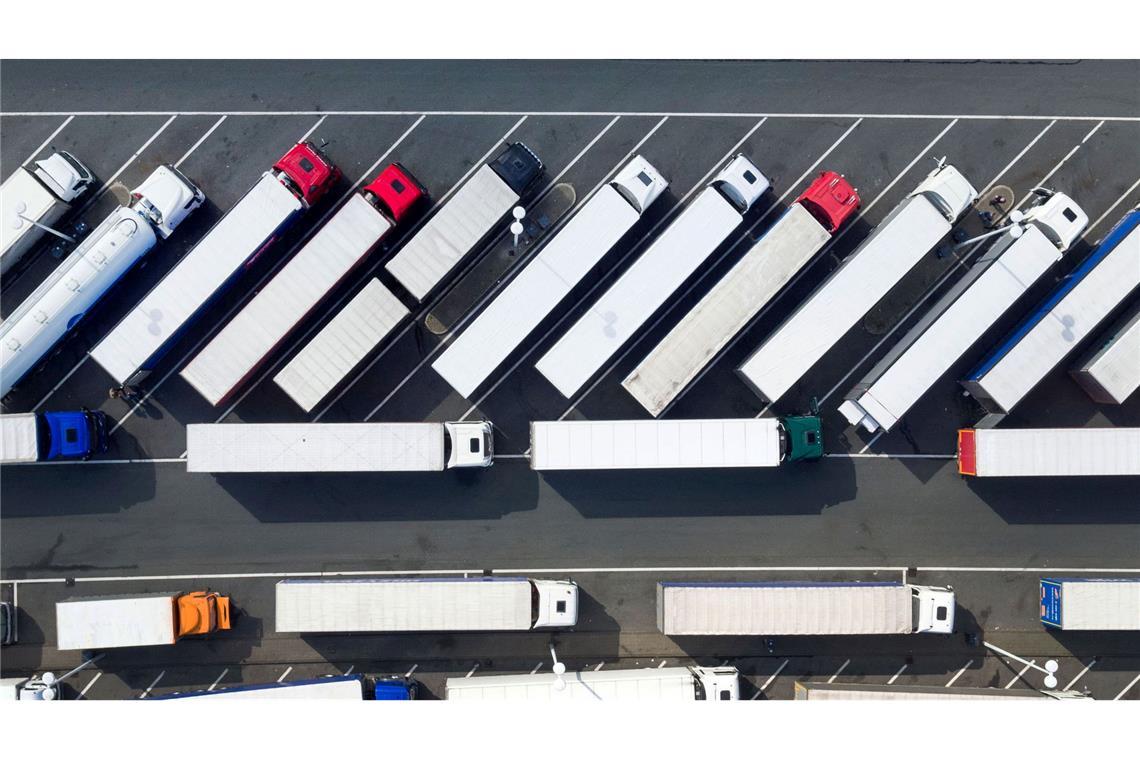 Autoclub: "Extremer Mangel" an Lkw-Parkplätzen Wer als Lkw-Fahrer oder -Fahrerin einen Parkplatz sucht, ist oft gezwungen, an ungeeigneten Stellen zu halten. (Symbolbild)