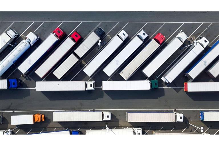 Wer als Lkw-Fahrer oder -Fahrerin einen Parkplatz sucht, ist oft gezwungen, an ungeeigneten Stellen zu halten. (Symbolbild)
