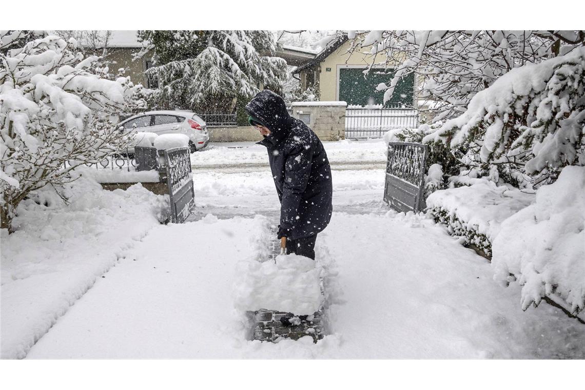 Wer am Herzen vorbelastet ist, sollte auf anstrengende Arbeit im Freien wie Schneeschippen im Winter besser verzichten.