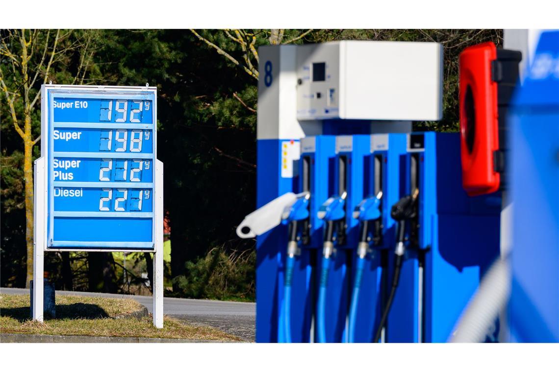 Wer am PC die Spritpreise recherchieren will, kann das zum Beispiel in der Benzinpreissuche des ADAC erledigen (Symbolbild).