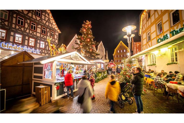 Wer auf den Weihnachtsmarkt will, muss sich am Wochenende wetterfest anziehen (Symbolbild).