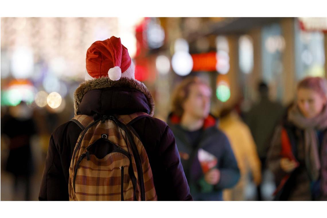 Na, kommen Sie „halbwegs entspannt“ durch die Vorweihnachtszeit? Wer bringt die Päckchen? Ist es der Weihnachtsmann oder doch vielleicht die Mutter?