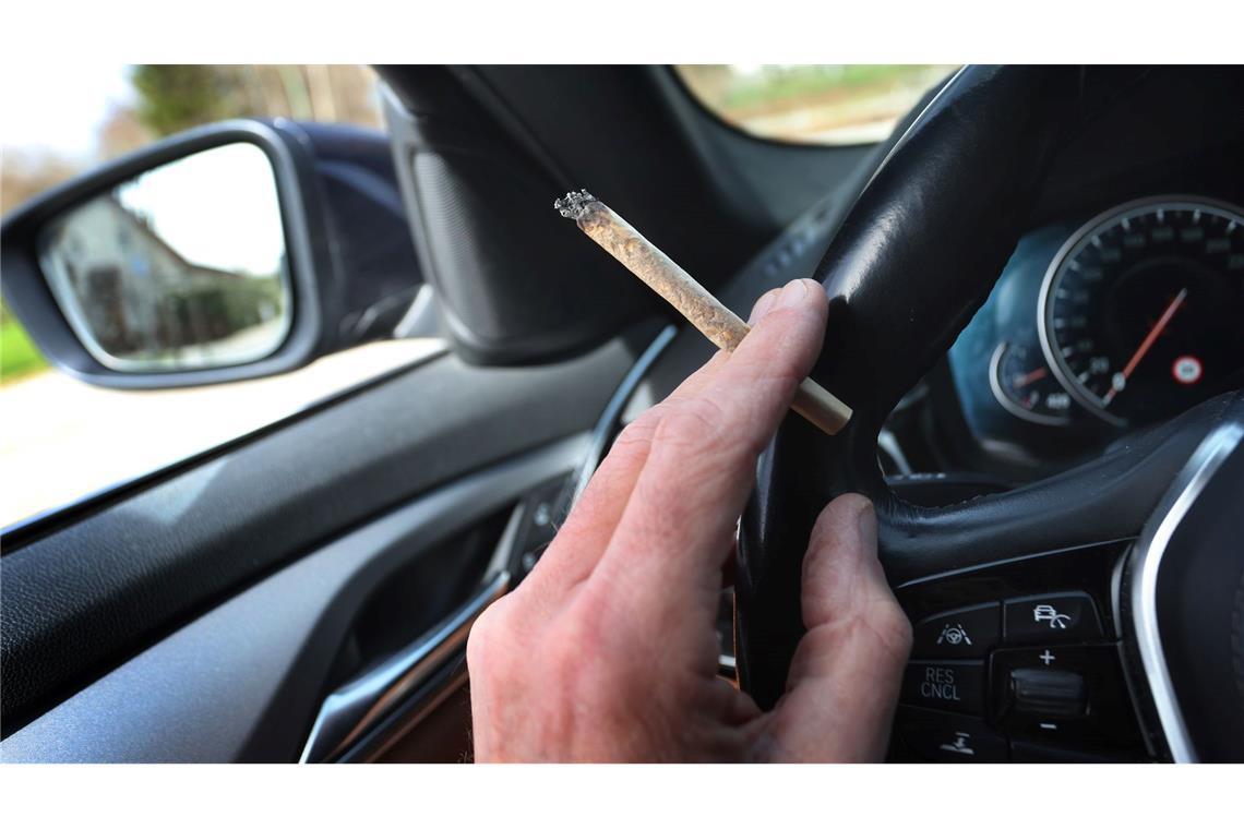 Experten fordern: Tempo 30 innerorts erleichtern Wer Cannabis geraucht und Alkohol getrunken hat, soll kein Auto mehr fahren dürfen. (Symbolbild)