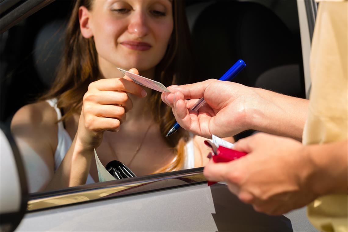 Fahren ohne Führerschein ab April erlaubt? Was wirklich stimmt Wer den Führerschein vergessen hat, muss mit einem Verwarngeld von 10 Euro rechnen.