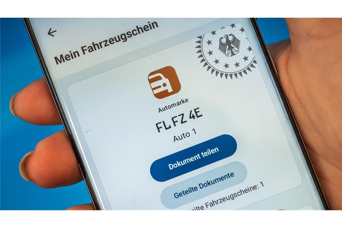 Wer den Smartphone-Fahrzeugschein nutzen will, braucht die i-Kfz-App vom Kraftfahrt-Bundesamt.