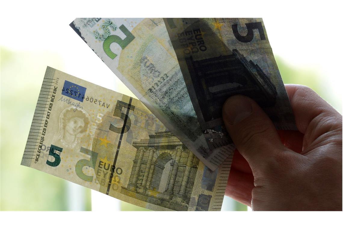 So erkennen Sie gefälschte Euro-Scheine Wer diesen Rat beherzigt, kann auch einen echten Fünf-Euro-Schein mit Wasserzeichen (l) von gefälschte Banknoten ohne das charakteristische Merkmal unterscheiden.