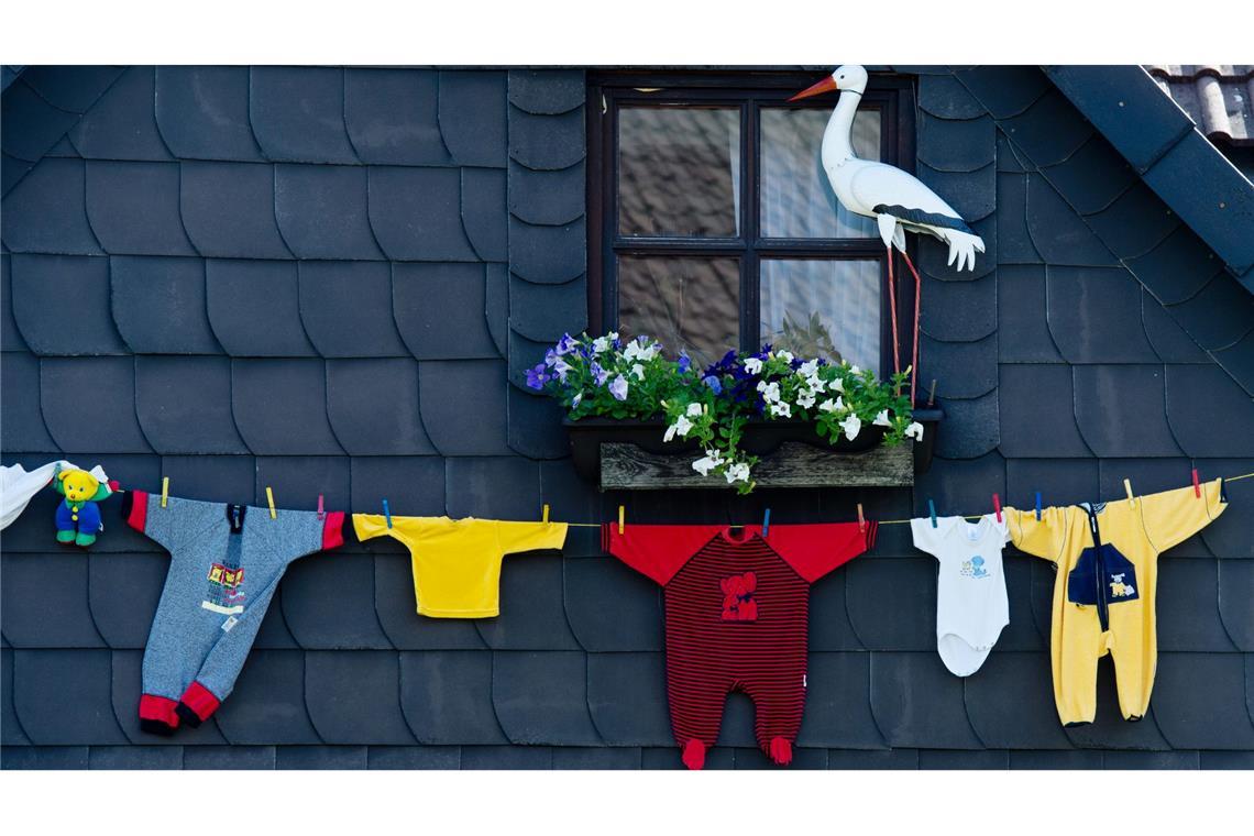 Wer ein Kind bekommt, hat oft erstmal keinen Kopf für Papierkram. (Archivbild)