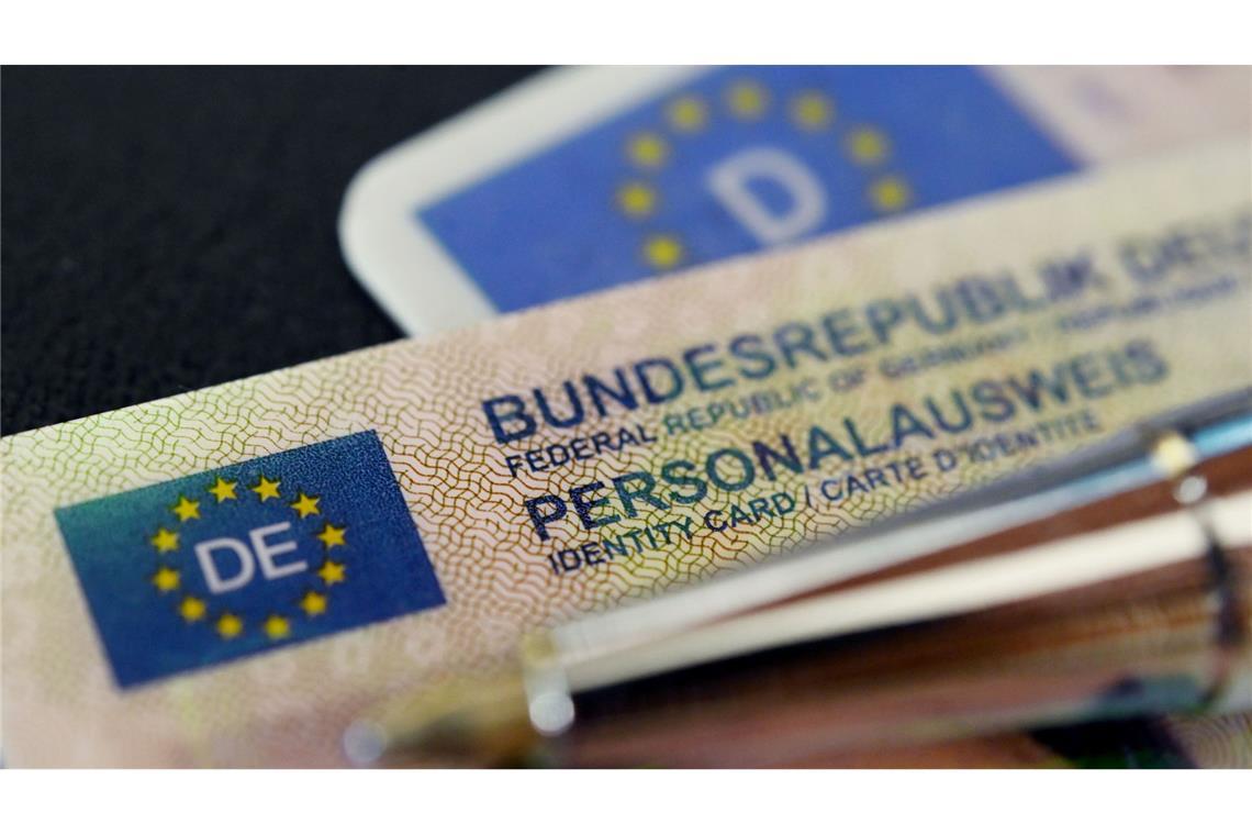 Mindestlohn, Bundestag, Nachname – was sich 2025 ändert Wer einen neuen Ausweis beantragt, muss bald kein ausgedrucktes Bild mehr mitbringen. (Archivbild)