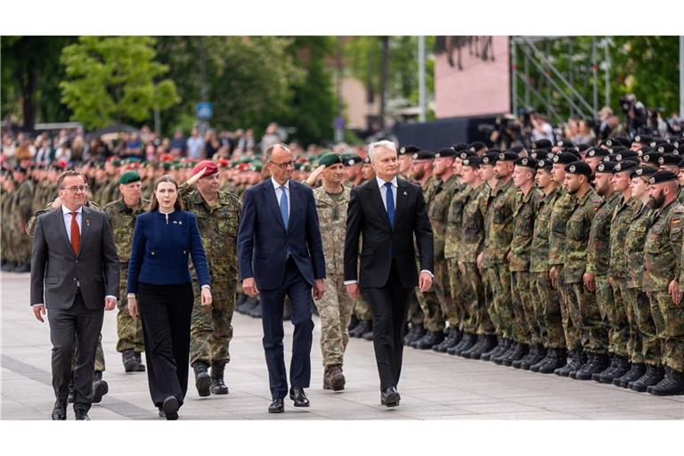 "Wer einen Verbündeten bedroht, muss wissen, dass das 
gesamte Bündnis gemeinsam jeden Zentimeter des Nato-Territoriums verteidigen wird", sagte Merz bei der Aufstellung der Panzerbrigade.