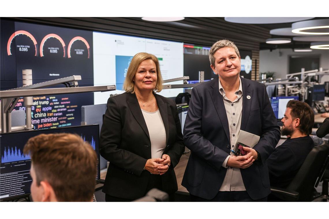 Mehr Cybersicherheitsvorfälle gegen kritische Infrastruktur Wer Einrichtungen betreibt, die zur sogenannten kritischen Infrastruktur gehören, muss Cybersicherheitsvorfälle an das Bundesamt für Sicherheit in der Informationstechnik (BSI) melden. Präsidentin der Bonner Behörde ist Claudia Plattner. Im Februar 2024 hatte Bundesinnenministerin Nancy Faeser (l) das BSI besucht.